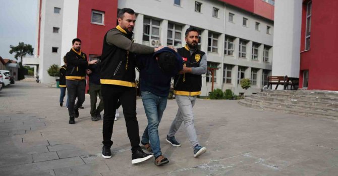 Adana’da sokak ortasında işlenen cinayetin faili 1’i kadın 4 şüpheli tutuklandı