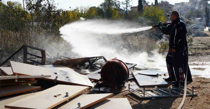 Boş arazide yanan tahta parçaları alev aldı