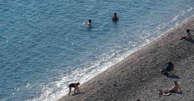 Antalya’da aralık ayında yazdan kalma günler yaşanıyor