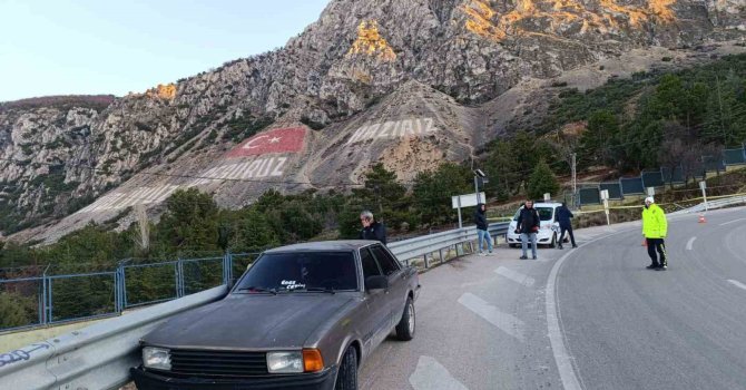 Isparta’da kontrolden çıkan otomobil bariyerlere çarptı: 1 yaralı