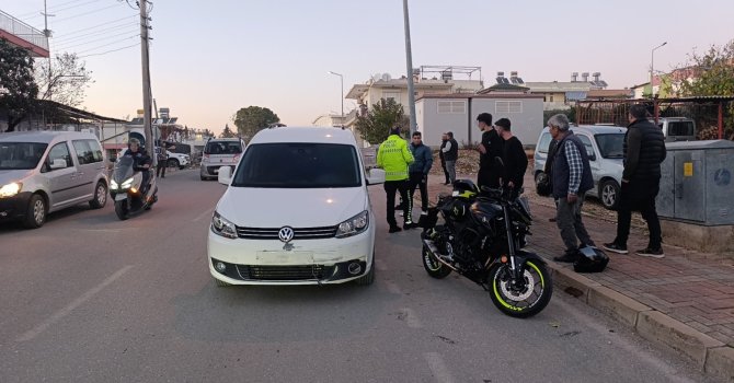 Hafif ticari araçla motosikletin çarpıştığı kazada motosikletli yaralandı