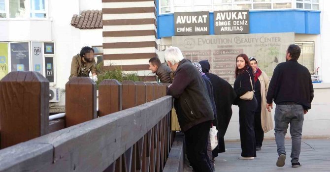 Vatandaşlar otobüs seferlerini bıraktı, üst geçide çıkan genç için seferber oldu