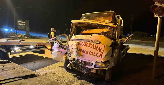 Hatay’da hafriyat kamyonu ile çekici çarpıştı: 2 yaralı