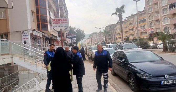 Kucağında bebekle duyguları istismar eden kadın dilenci yakayı ele verdi