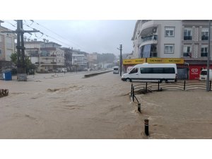 Antalya’da sağanak yağmur yollarda ve tarım arazilerinde su baskınlarına sebep oldu