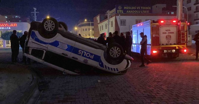 Kaza ucuz atlatıldı: Otomobilin çarptığı polis aracı ters döndü