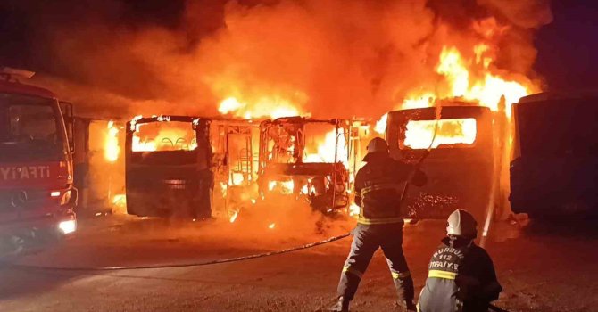 Burdur’da feci yangın: 5 halk otobüsü alev alev yanarak hurdaya döndü