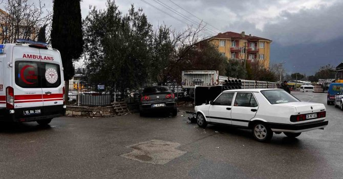 Burdur’da ehliyetsiz genç kaza yaptı: 1 yaralı