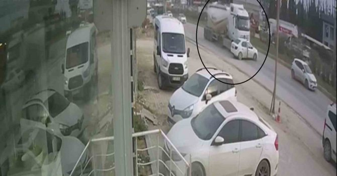 Film sahnesini aratmayan korku dolu dakikalar kamerada: Beton mikseri otomobili metrelerce sürükledi