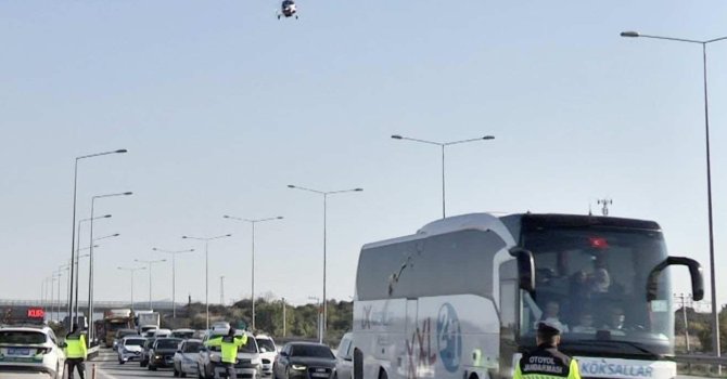 Otoyolda ’cayrokopter’le denetim: 20 araca cezai işlem uygulandı, 3 aranan şahıs yakalandı