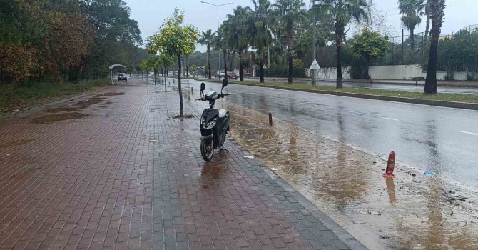 Manavgat’ta devrilen elektrikli bisikletin sürücüsü yaralandı