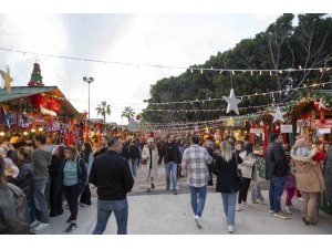 Mersin’de kurulan ’Yılbaşı Pazarı’ vatandaşları bekliyor