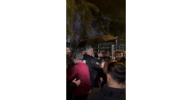 Esnaf ile vatandaşların park kavgasını biber gazı da ayıramadı