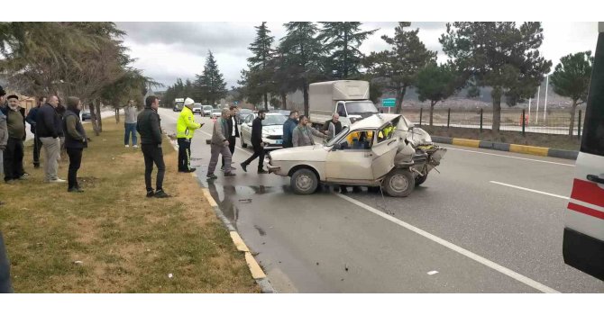 Isparta’da kamyonet otomobile çarptı: 1 ölü