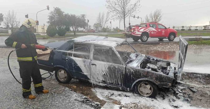 Park halindeki Tofaş, şiddetli yağmura rağmen yanarak kullanılamaz hale geldi