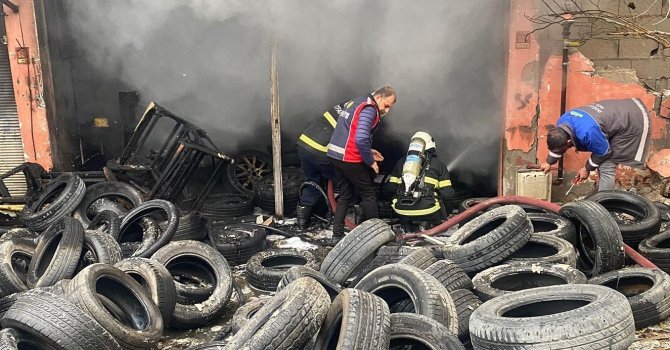 Kırıkhan’da lastikçi dükkanı alevlere teslim oldu