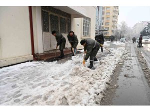 Isparta mevsimin ilk kar yağışıyla beyaza büründü