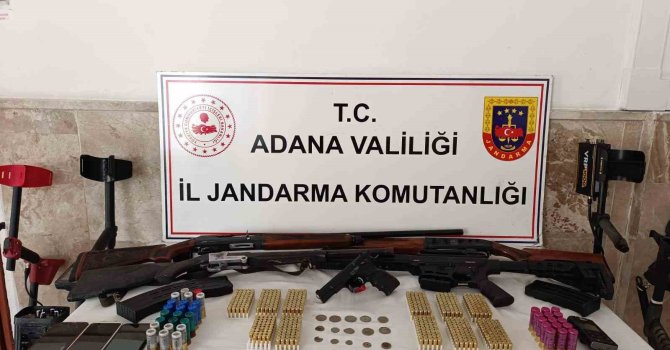 Adana’da evde 23 sikke ve 5 silah çıktı