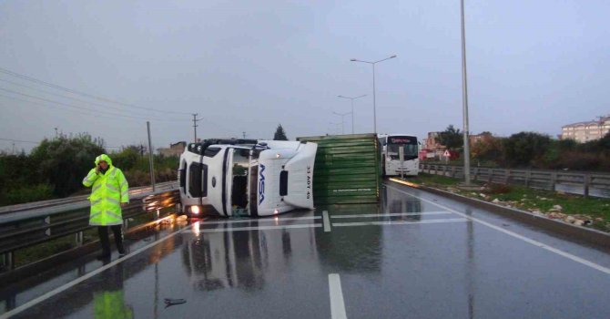 Mersin’de yağış nedeniyle kontrolden çıkan tır bariyere çarpıp devrildi