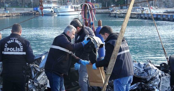 Araçtan çıkan ve kayıp gence ait olduğu değerlendirilen kıyafet delil torbasına konuldu