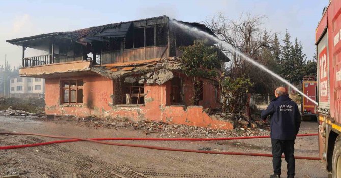 Hatay’da 2 katlı bina alevlere teslim oldu