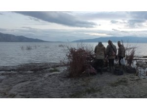 Eğirdir Gölü’nde belgesiz avlanan 2 avcıya ceza