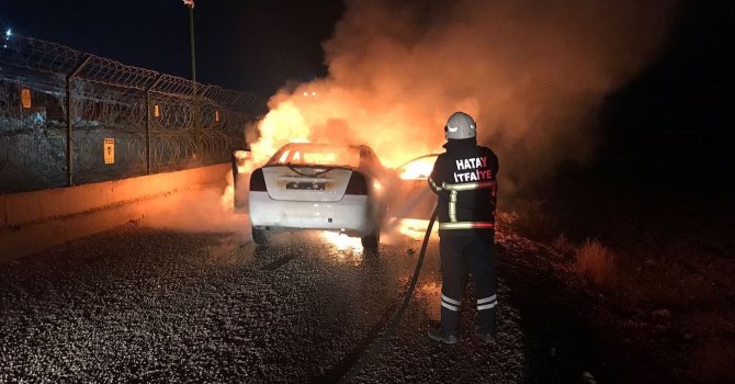 Reyhanlı’da çıkan yangında otomobilde maddi hasar oluştu