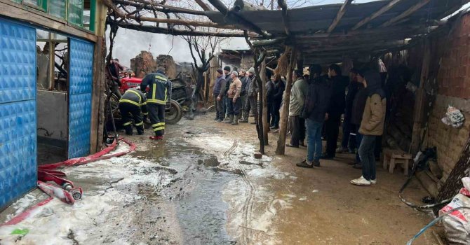 Yangında tarım aletleri ve ev kullanılamaz hale geldi