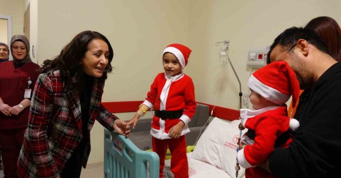 Burdur Valisi Bilgihan’dan hastanede yatan hastalara yılbaşı ziyareti