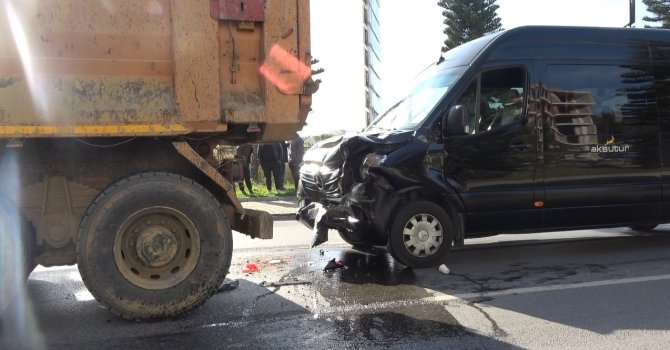 Alanya’da minibüs, hafriyat aracına arkadan çarptı: 2 yaralı