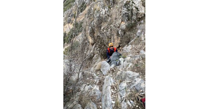 Burdur’da dağlık alanda mahsur kalan keçi kurtarıldı