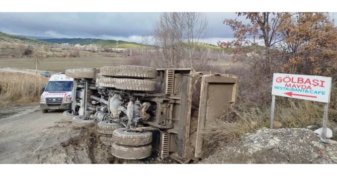 Burdur’da devrilen hafriyat kamyonundan burnu kanamadan çıktı