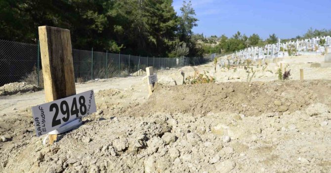 Mersin’de zehirlenme sonucu ölen 3 kardeşten ikisi toprağa verildi