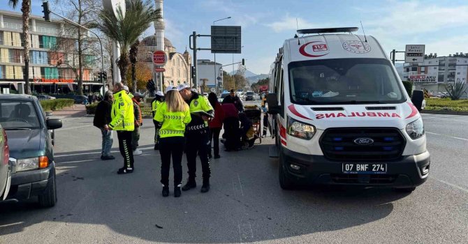 Okul servis aracıyla motosiklet çarpıştı: 1 yaralı