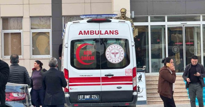 Adliyeye sevk edilen eniştesine destek için geldi, kalp krizi geçirip hayatını kaybetti