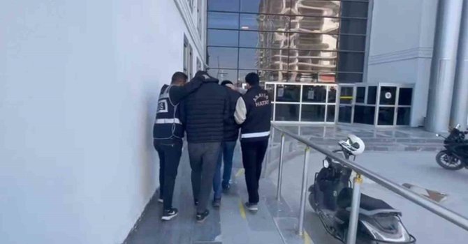 Hatay’da uyuşturucu ve silah ticareti suçlardan yakalanan 5 kişi tutuklandı