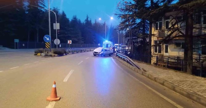 Isparta’da yoğun sis ve buzlanma nedeniyle kontrolden çıkan otomobil bariyerlere çarptı: 2 yaralı