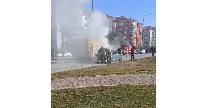 Motor kısmından yangın çıkan otomobilde maddi hasar oluştu