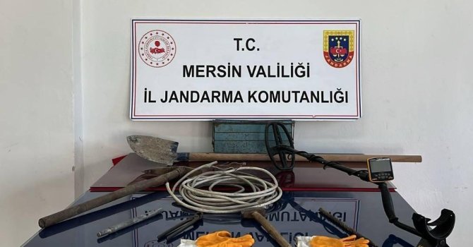 Mersin’de 5 kişi define ararken suçüstü yakalandı