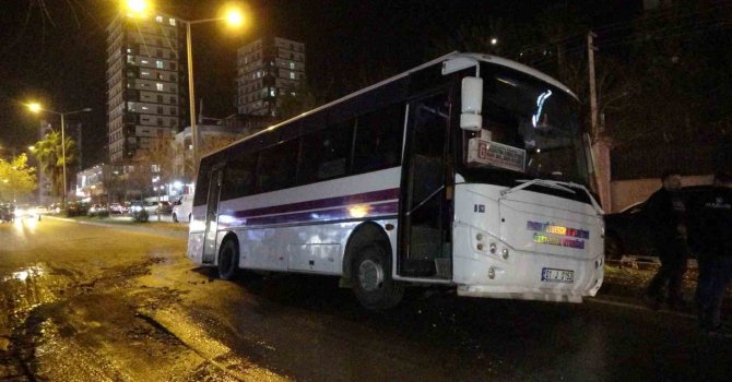 Özel halk otobüsü çukura düştü, şoförü “Yol yarıldı içine girdik” dedi