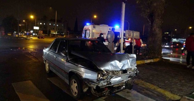 Kavşaktaki kazada hurdaya dönen araçlardan burunları bile kanamadan çıktılar