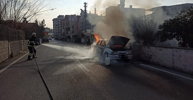 Hatay’da seyir halindeki otomobil yandı