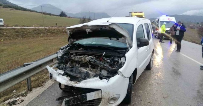 Isparta’da midibüs ile sivil polis aracı çarpıştı: 2 polis yaralı