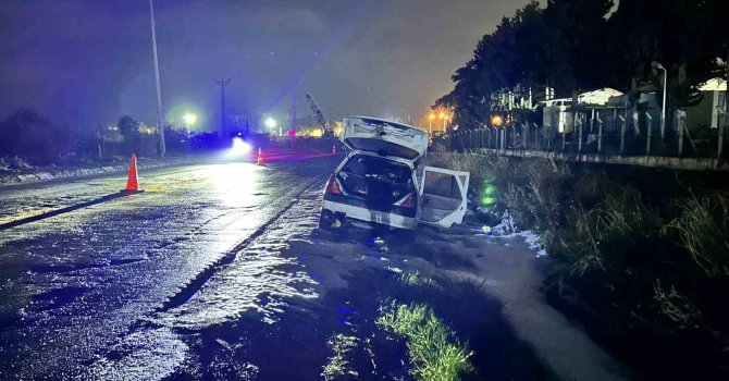 Hatay’da seyir halindeki otomobil alev aldı