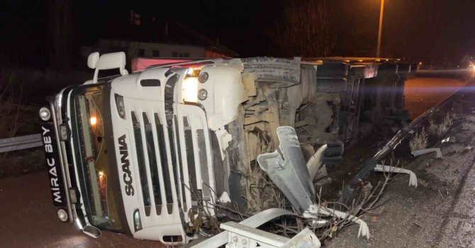 Burdur- Antalya karayolunda kontrolden çıkan tır yan yola devrildi, 1 yaralı