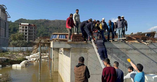 İnşaat halindeki binada kalıplar göçtü: 3 işçi yaralandı