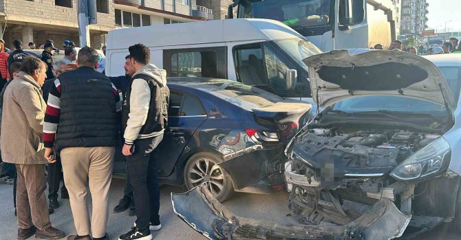 Hatay’da freni patlayan hafriyat kamyonu 5 aracı biçti: 3 yaralı