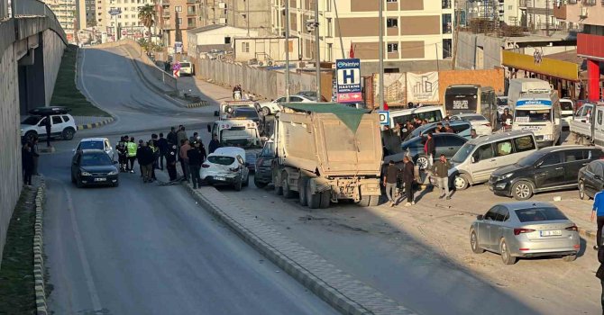 Freni arızalanan hafriyat kamyonunun 5 aracı biçtiği kaza kamerada