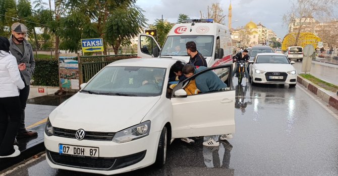 Kaza sonrası şoka giren sürücüyü araçtan kimse indiremedi