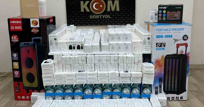 Dörtyol’da 494 adet kaçak telefon aksesuarı ele geçirildi